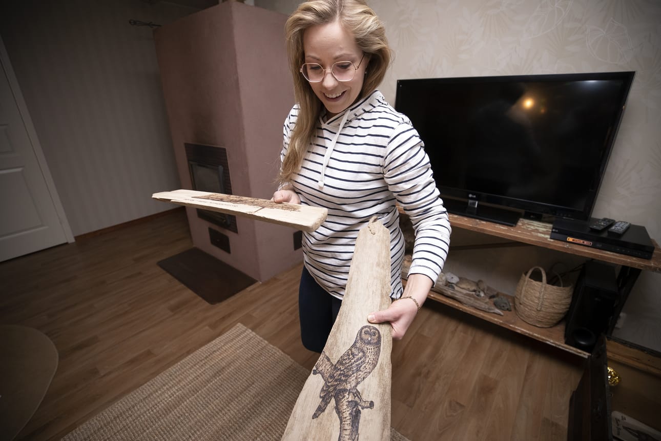 Laura Nybergiä kiehtoo se, miten polttokynän jälki käyttäytyy erilaisilla ja kuluneilla puupinnoilla. Puulle tehdyissä töissä on oma tuoksunsa.