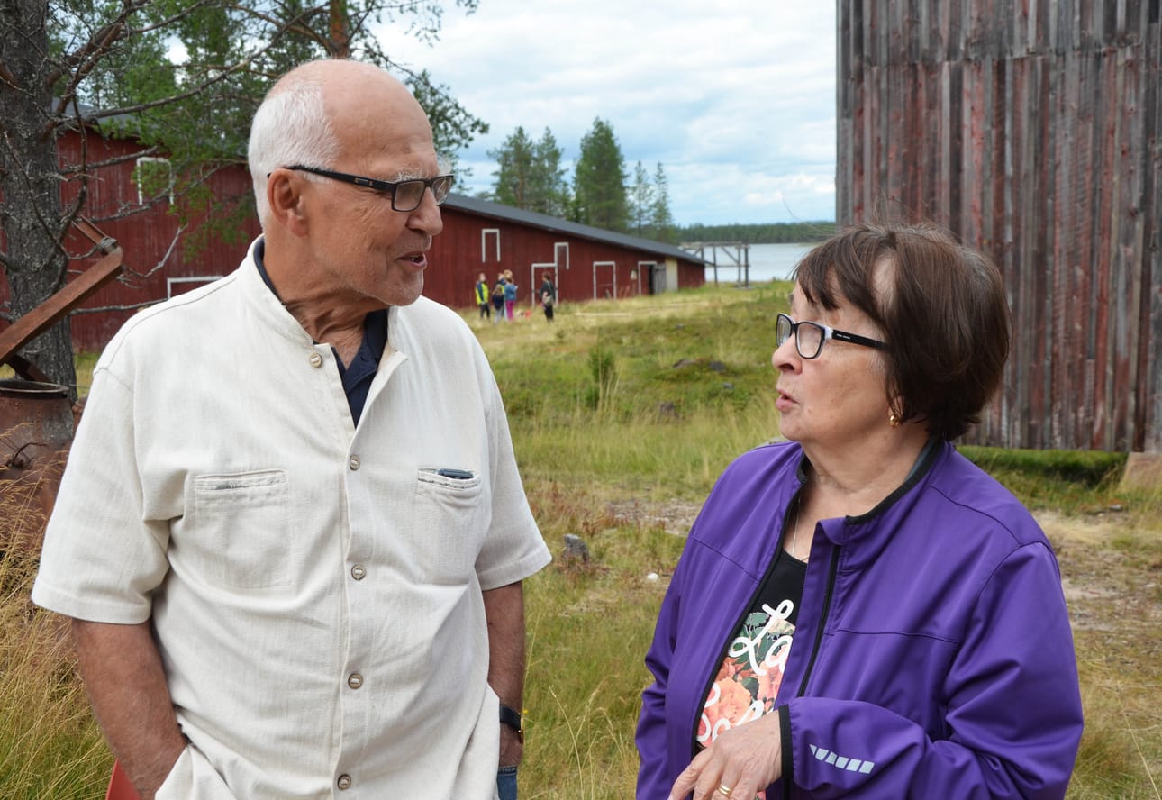 Kari Sistonen ja Maire Poropudas verestivät 60-luvun alun uittomuistojaan Akanlahdella.