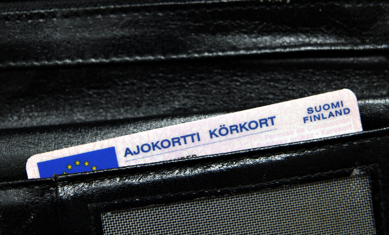 Suomen teillä kurvailee tuhansia alaikäisiä autoilijoita – 12 000 alle 18-vuotiasta sai viime vuonna poikkeusluvan, ja tuhansia hakemuksia on jonossa