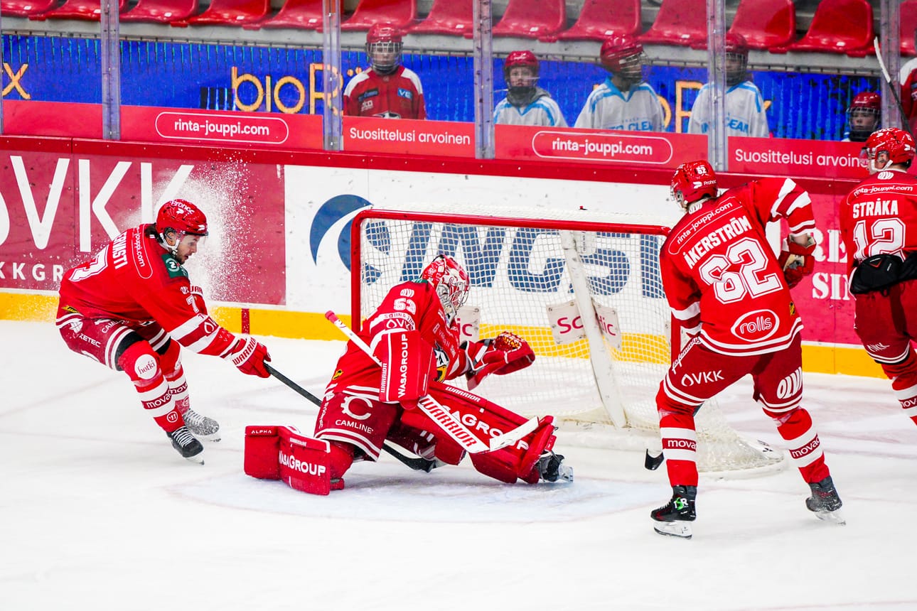 Sportin maalilla riitti säpinää myös KalPa-ottelussa. Kalle Ervasti auttaa maalivahti Masi Härköstä ja Simon Åkerström ja Anton Stråka ovat myös mukana talkoissa.
