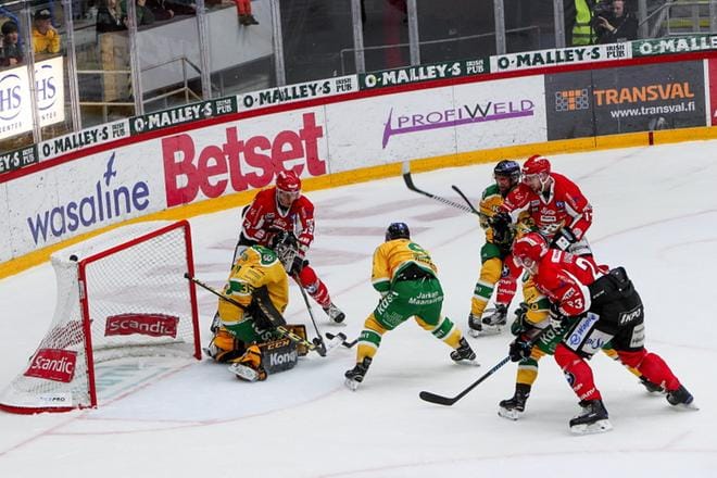 Vaasan Sport pyöri ajoittain herhiläisen tavoin Ilveksen maalilla ja työnteko kannatti: kotijoukkue palasi Kuparisaaressa voittojen tielle. KUVAT: JAAKKO ELENIUS