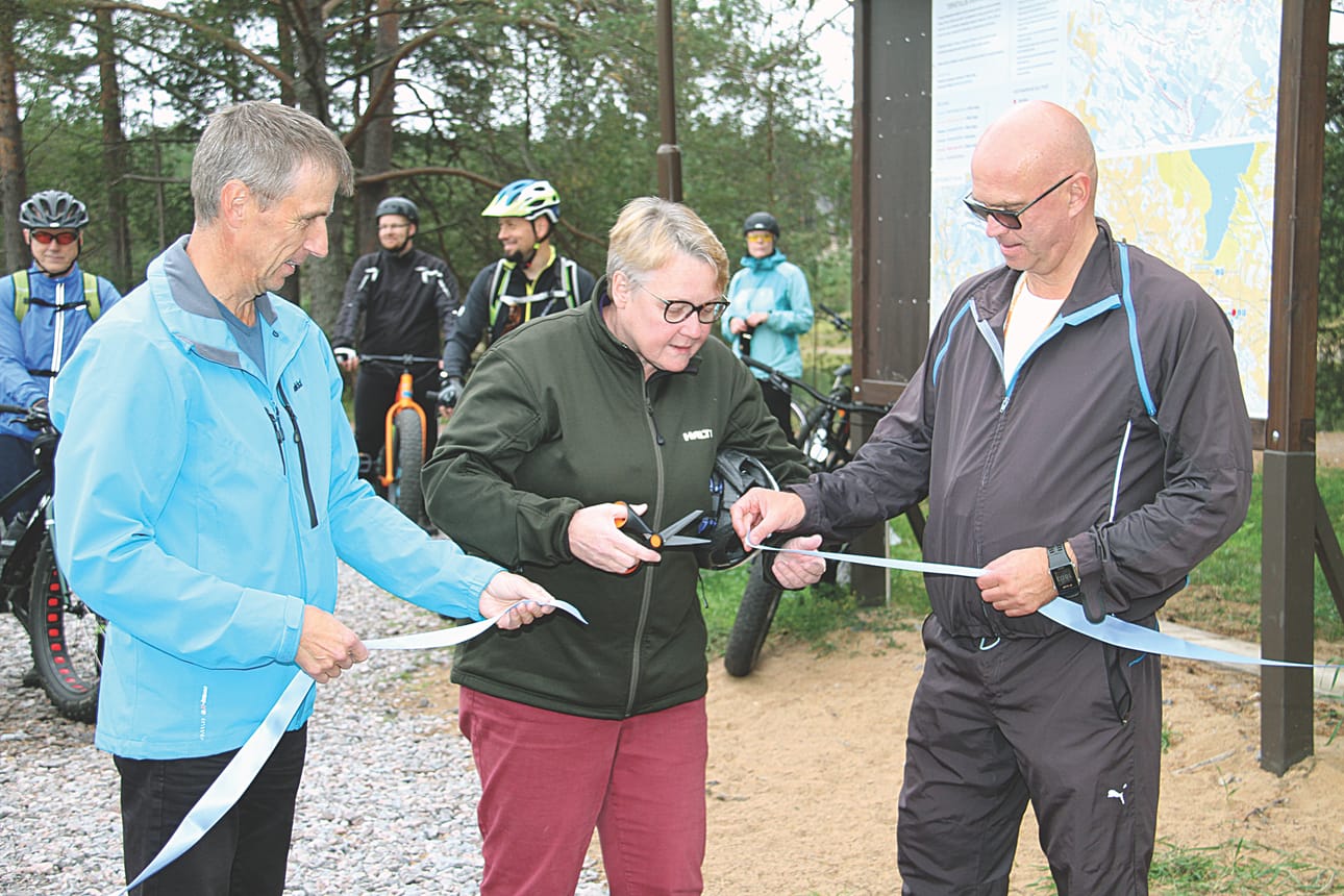 Siikajoen kunnanjohtaja Mauno Ranto (vasemmalla), Lumijoen kunnanjohtaja Leena Lehtoruusu ja Limingan kunnanjohtaja Pekka Rajala vihkivät reitin käyttöön leikkaamalla nauhan.