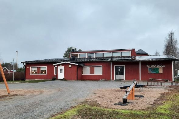 Petsmo Skola on yksi kolmesta koulusta, jotka Mustasaari haluaa myydä. KUVA: JOHANNA BACKHOLM