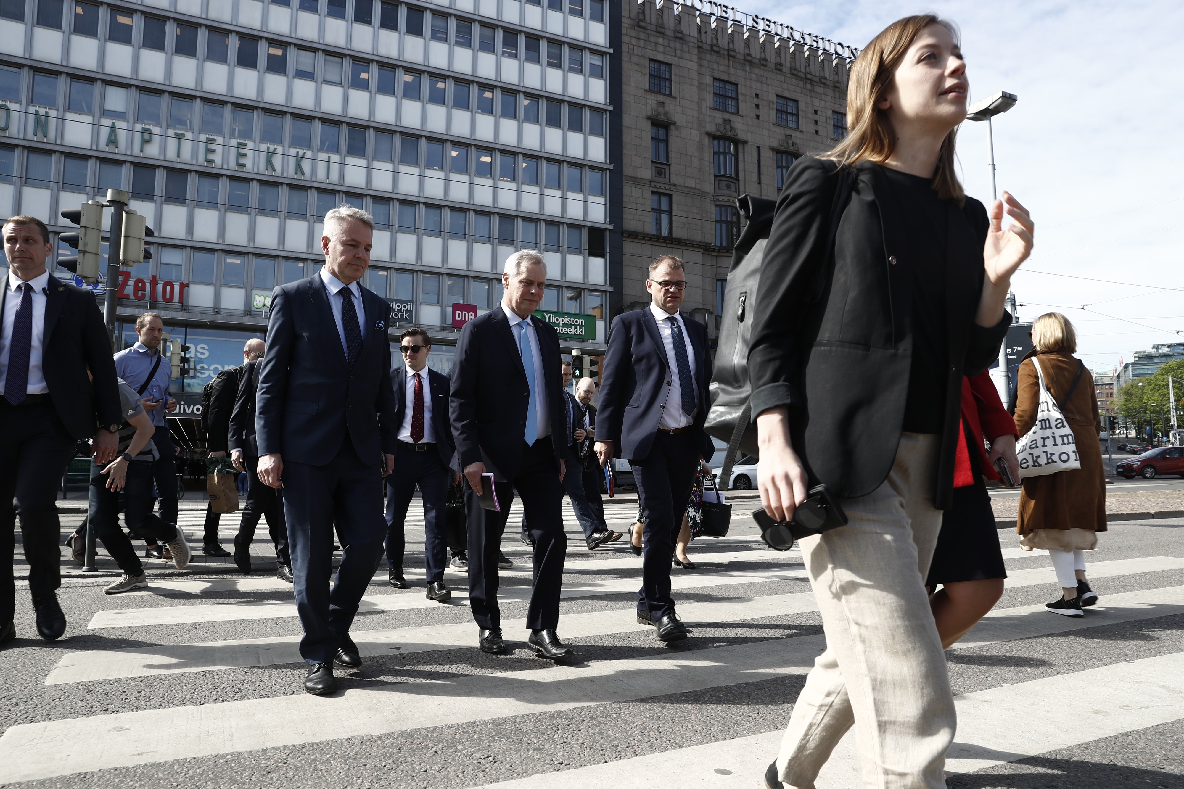 Puoluejohtajien ohella hallitusneuvotteluihin osallistui noin 200 henkilöä. Neuvottelut kestivät neljä viikkoa.