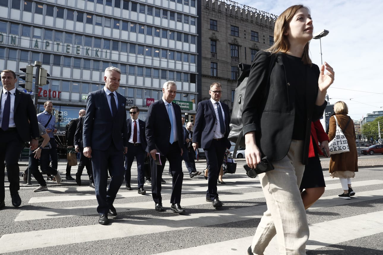 Puoluejohtajien ohella hallitusneuvotteluihin osallistui noin 200 henkilöä. Neuvottelut kestivät neljä viikkoa.