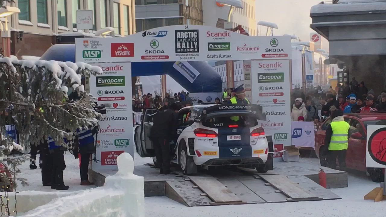 Valtteri Bottas lähtee Lordinaukiolta ralliin