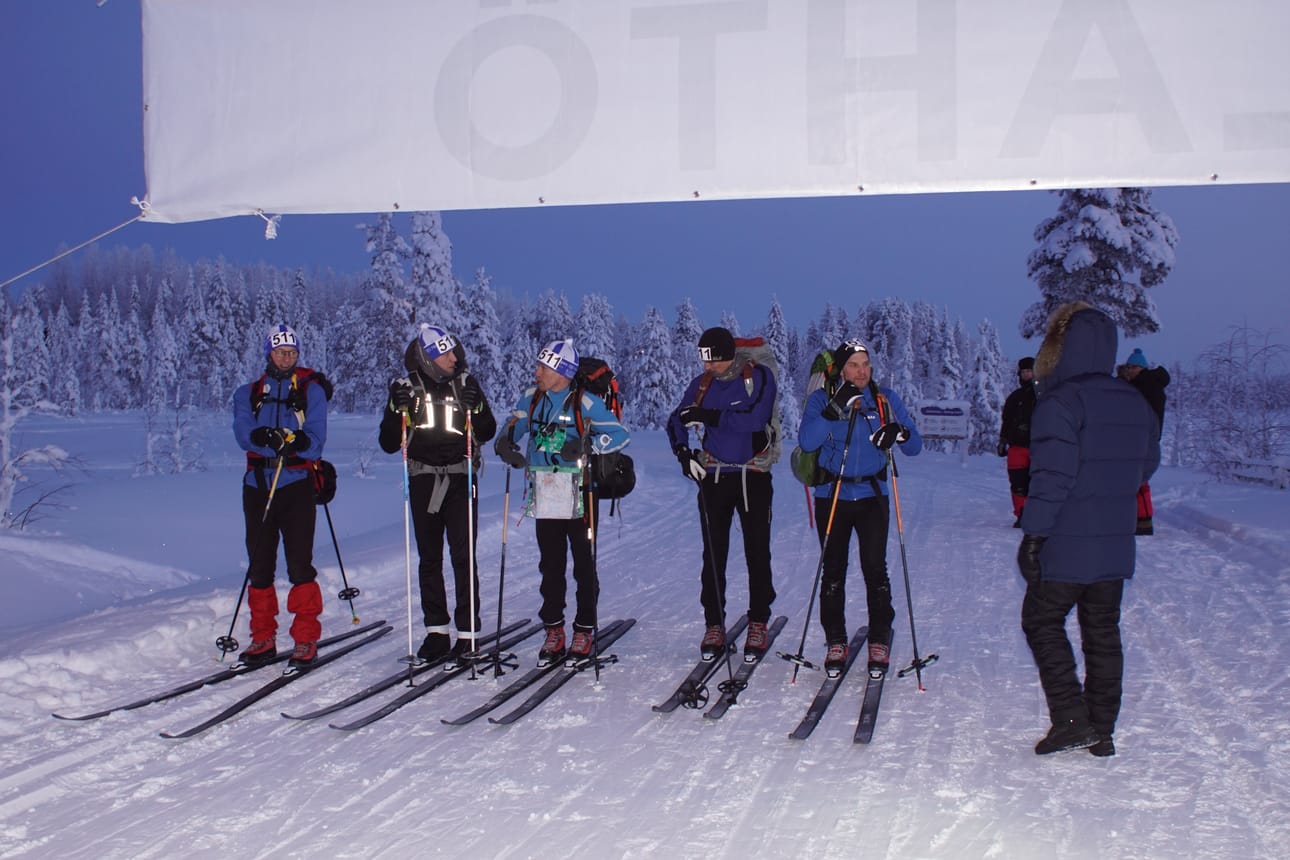 Kiinteistöneliön joukkue lähdössä matkaan lauantaiaamuna.