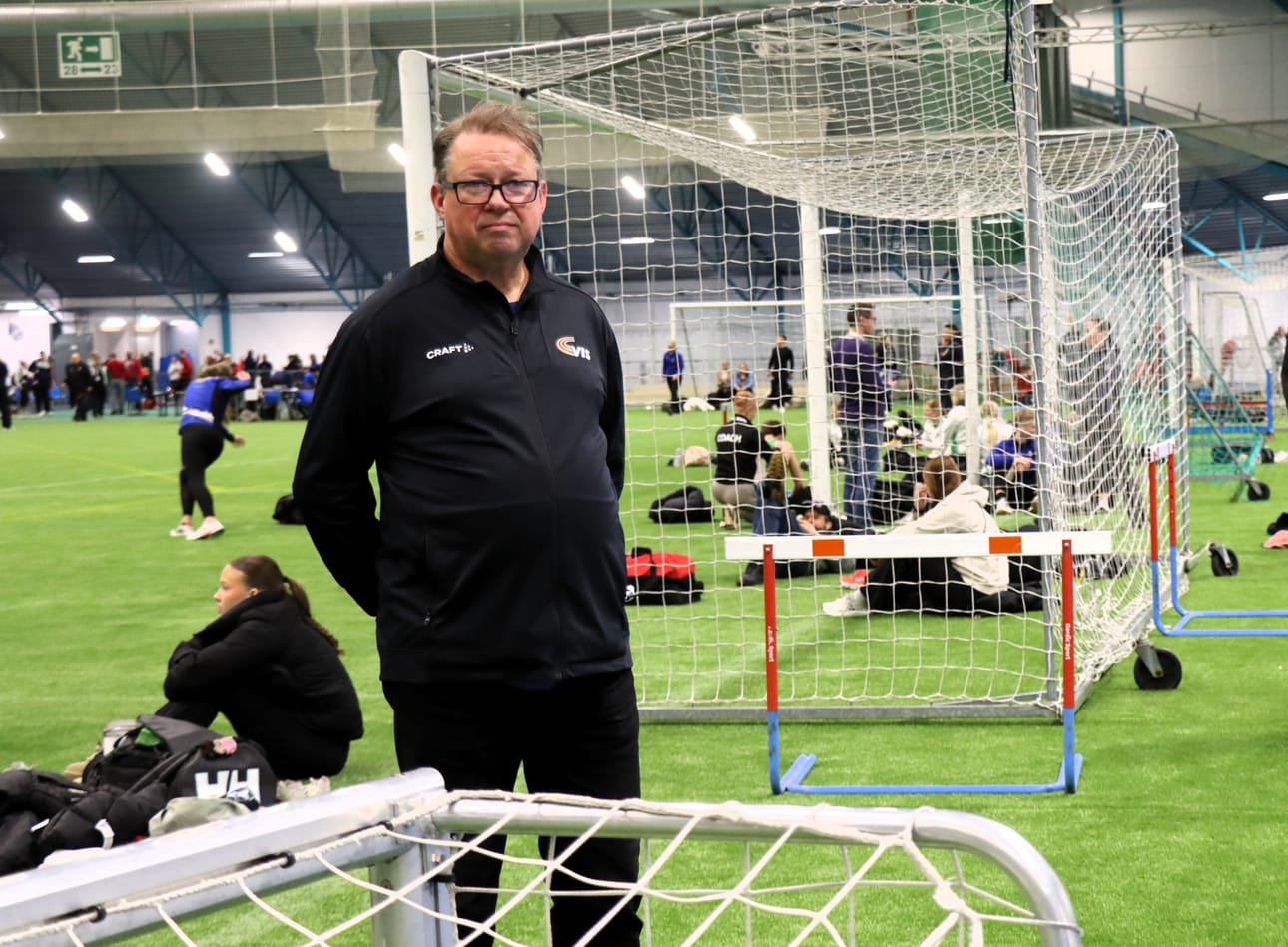 Vasa IS:n yleisurheilujaoston puheenjohtaja Tom Gullberg seurasi helmikuussa Botniahallissa nuorten SM-kisoissa omien valmennettaviensa edesottamuksia. – Harjoitusolot ovat Vaasan alueella mainiot. Botniahalli oli valmistuessaan iso edistysaskel talviharjoitteluun. Nyt se on remontoitu, ja Kaarlen kenttäkin on hyvässä kunnossa, Gullberg toteaa.