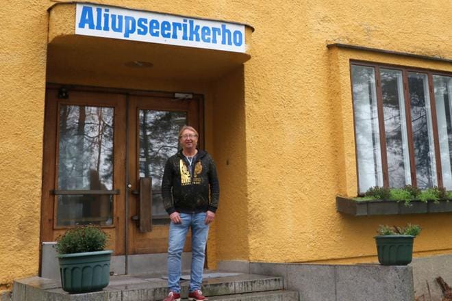 Aliupseerikerho on Lentosotakoulun alueen vanhimpia rakennuksia. Funkistyylinen rakennus on vuosimallia 1936. Talon uusi isäntä Ari Karppinen on aloittanut kiinteistön yläkerrassa täysremontin. Luvassa on avoimien ovien päivä, kunhan parhaillaan käynnissä olevat remonttityöt valmistuvat. Karppinen puuhasi itsekin työmaalla syyslomaviikolla. KUVA: MARIANNE LÄHDE