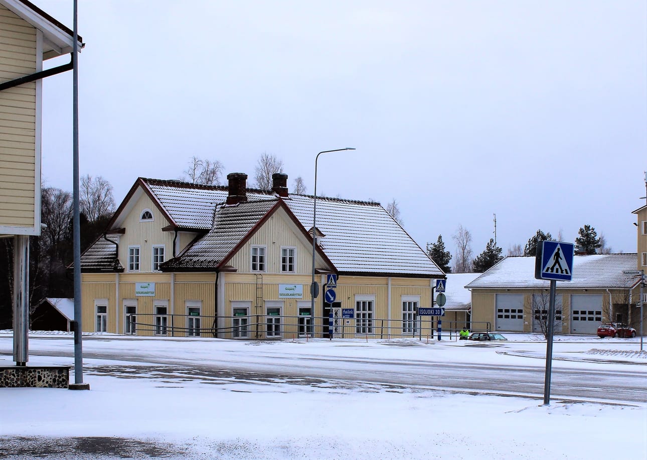 Kesäisin avoinna oleva Susiluola-näyttely sijaitsee Karijoen keskustassa, entisessä kunnantalossa.