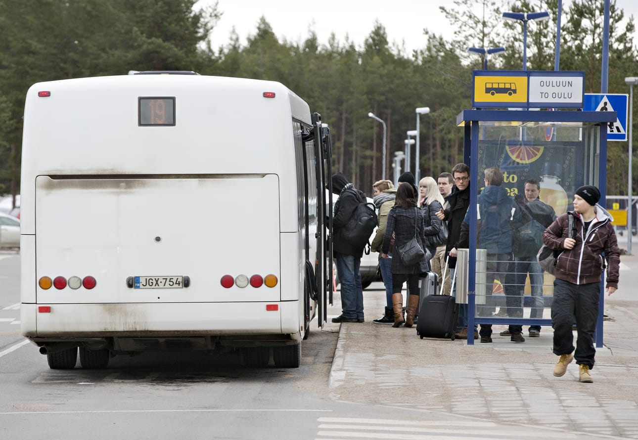 Joukkoliikenteelle ei herunut lisämiljoonaa valtuustolta. Arkistokuva lentokentän bussipysäkiltä.