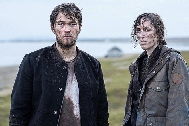 Joel Dreyer (Jakob Oftebro) ja Hedda Hersoug (Ingvild Holthe Bygdnes) rypevät suossa selvittäessään rikoksia. KUVA: Yle Kuvapalvelu