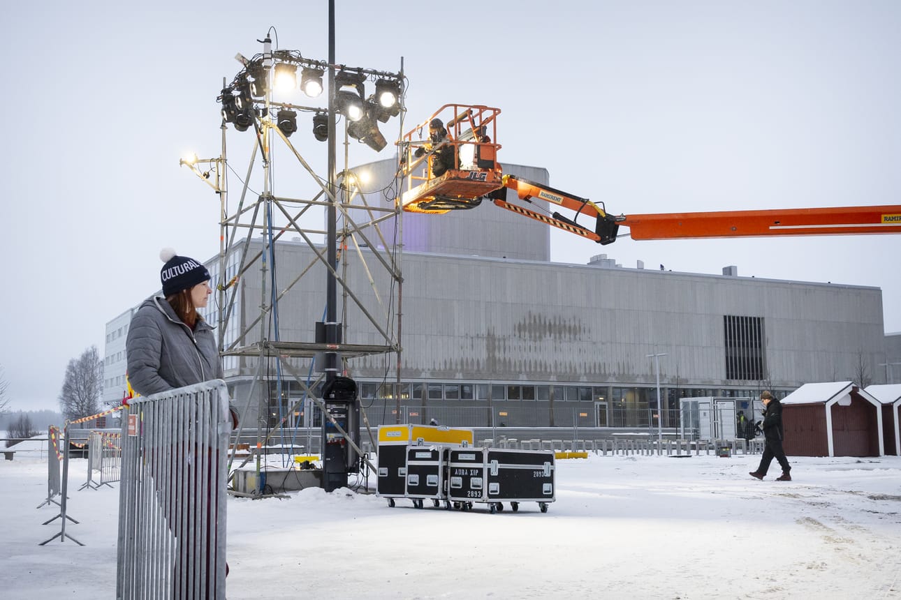 Oulu 2026:n vastaava tuottaja Sandy Kantola seurasi festivaalialueen purkua kauppatorilla maanantaina.