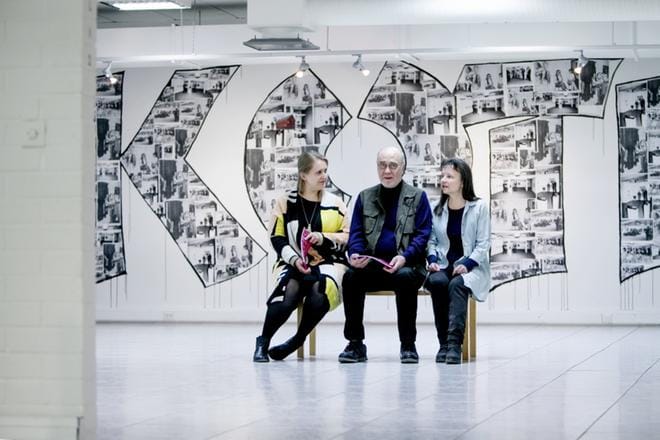 Sanna Karimäki-Nuutinen, Seppo J. Tanninen ja Tellervo Lahti taustallaan Marika Koskimäki-Ketelän teos, joka on koottu Taidehallista kertovista vanhoista valokuvista ja lehtileikkeistä. Teos on osa Jäljet-näyttelyä, joka on paikallisten taiteilijoiden jäähyväisnäyttely Upankadun Taidehallille. KUVA: JAAKKO ELENIUS