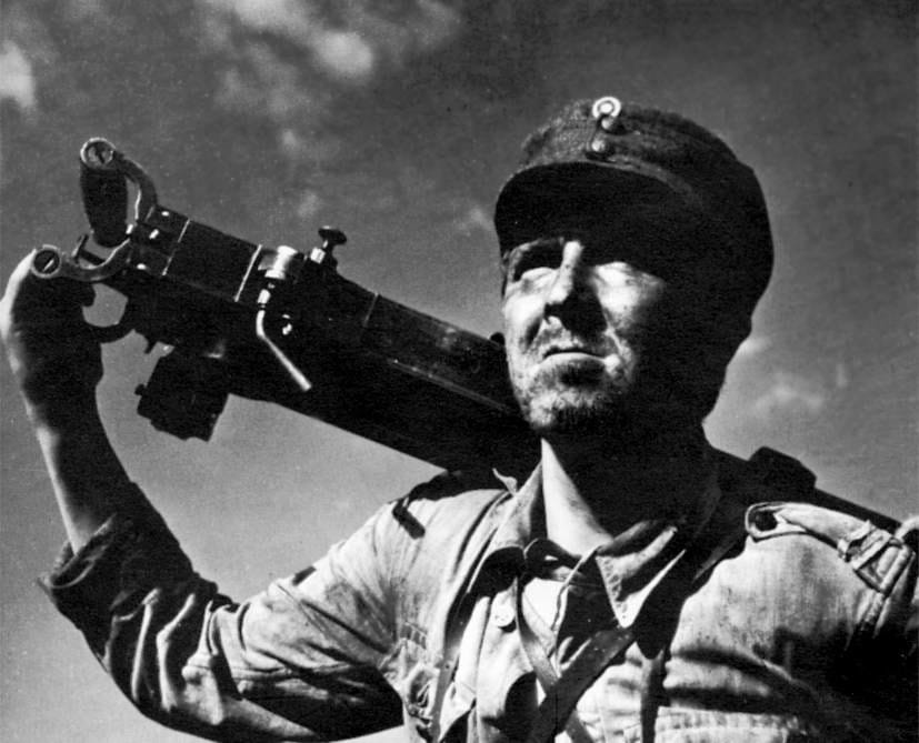 Pentti Siimes näytteli sotilas Määttää Edvin Laineen ohjaamassa Tuntemattomassa sotilaassa.