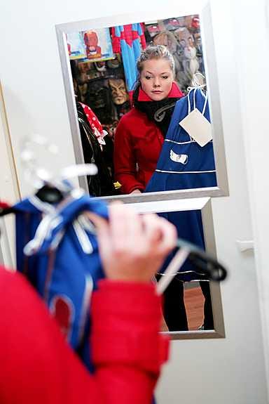 Anna Kärkkäinen riensi ruotsin kuullun ymmärtämisen jälkeen sovittamaan penkkaripukua pilailukauppaan.