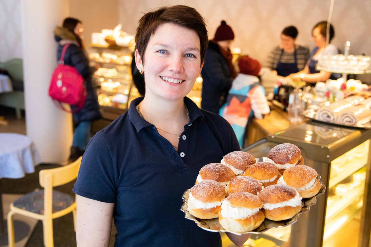 Yrittäjä Satu Antinkaapon mukaan ystävänpäivä ja laskiaistiistai ovat mukavia päiviä leipomolle. ”Ihmiset innostuvat kahvittelemaan ystävien, rakkaimpien ja perheidensä kanssa. Yhdessäolo on tärkeää juhlapäivinä.”