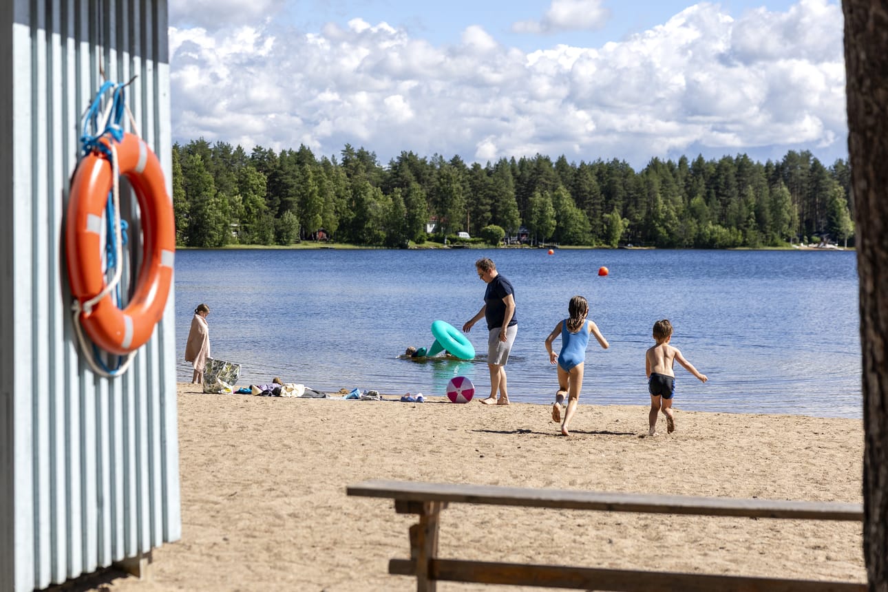 Valkiaisjärvellä uimassa olleet ihmettelivät, miten siellä ei ole enempää väkeä.