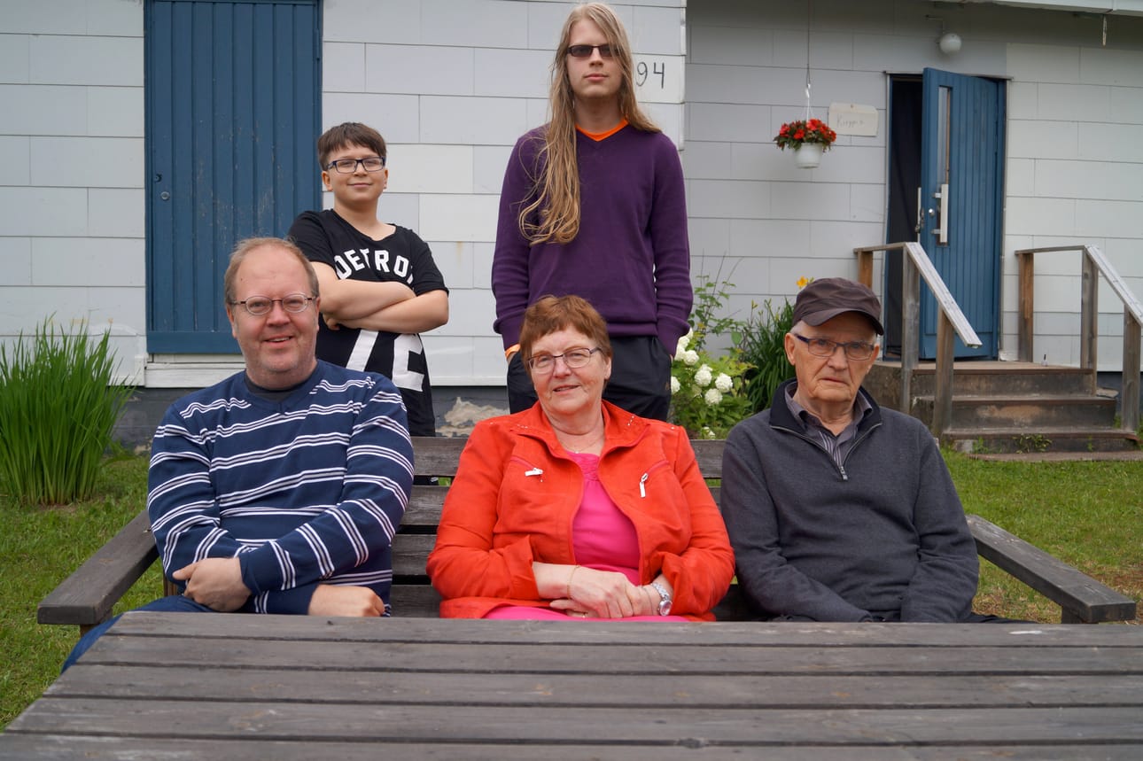 Sen verran kolealta Sarakylän kesä on tuntunut, että Liisa ja Kalevi Sarajärvi eivät kesävieraineen ole pihalla paljon istuskelleet.