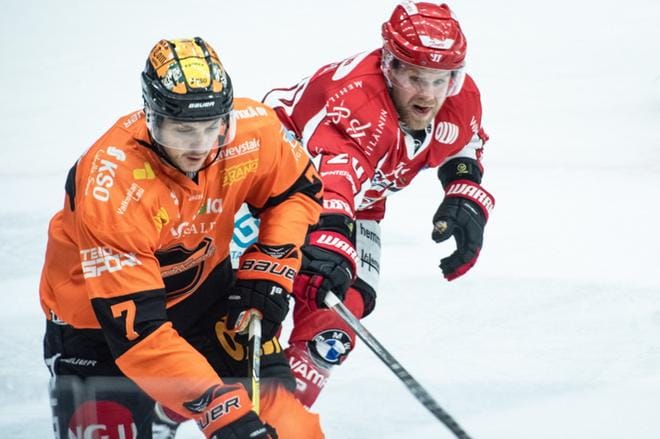 KooKoon Brett Carson ja Sportin Roope Talaja jatkavat yhteistä viikonlopun viettoa Kuparisaaressa. KUVA: OSKU PIENIMÄKI / ESA SILTALOPPI MEDIA