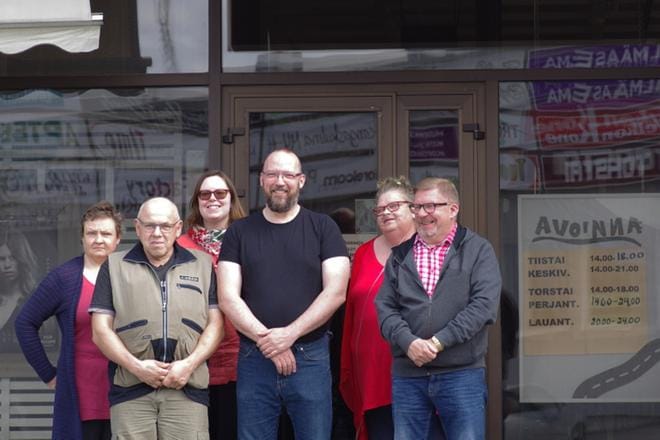 Soile Mertaniemi (vas.), Erkki Peltoniemi, Merja Latvala, Risto Männikkö, Leena Peltoniemi ja Jouko Salmenautio toivovat että lippuja menisi hyvin kaupaksi.