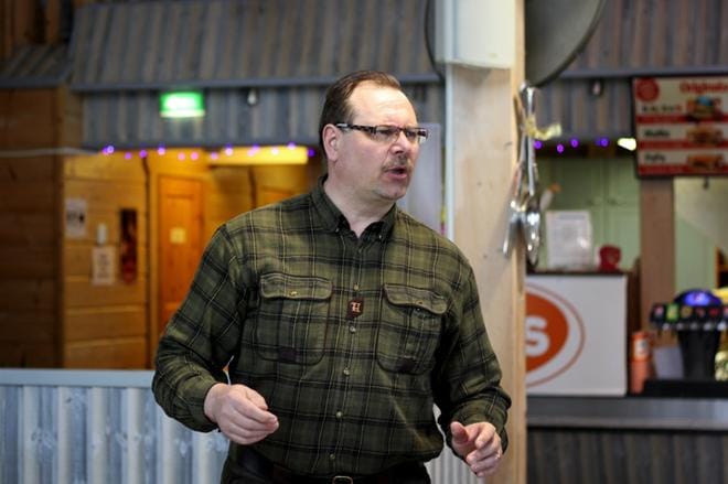 Sinisten Pohjanmaan piiriä johtava Reijo Hongisto sanoo allekirjoittavansa monia Kansalaispuolueen isänmaallisista ajatuksista. Puolueet neuvottelevat vaaliliitosta. KUVA: JOHANNA KATAJA