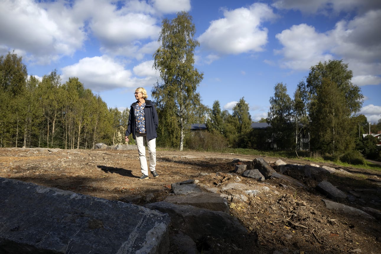 Ann-Sophie Granlund kulkee tontilla, mistä juuri on purettu nuorisoseurantalona toiminut rakennus. Tontin ja puretun rakennuksen historia ulottuu nuorisoseura-aikojakin kauemmas.