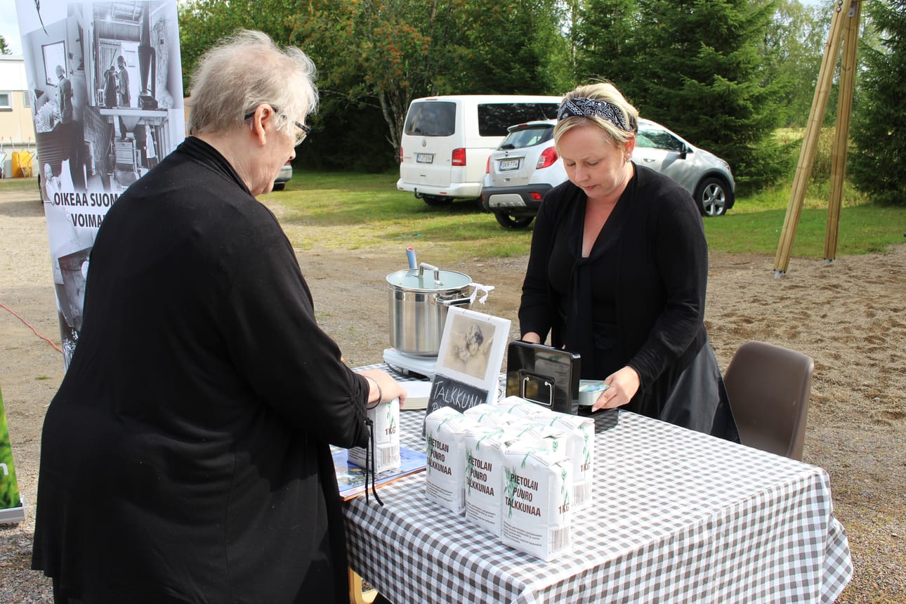 Pietolan tilaa emännöivä Marika Joupperi tutustutti kotikyläpäivän kävijöitä talkkunaan.
