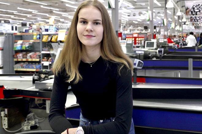 Annika Marjakangas pääsi kesätöihin kaupan kassalle, jossa hän aloittaa toukokuussa. Tulevaisuuden haaveena hänellä on lääkärin tai hammaslääkärin ammatti. Asiakaspalvelutyön kokemuksista on niissäkin ammateissa apua. KUVA: HEIKKI HAKANEN