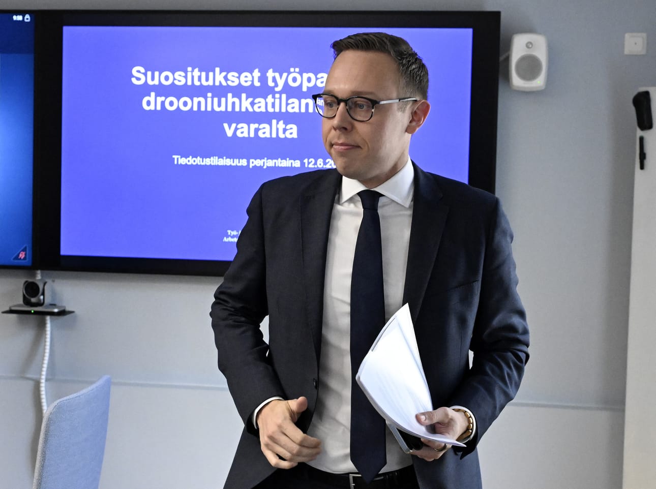 Työnantaja- ja työntekijäjärjestöt ovat neuvotelleet ohjeista drooniuhkavaroitusten varalle työministerin, kokoomuksen Matias Marttisen pyynnöstä. Marttinen kuvattuna työ- ja elinkeinoministeriön TEM tiedotustilaisuudessa 12. kesäkuuta.