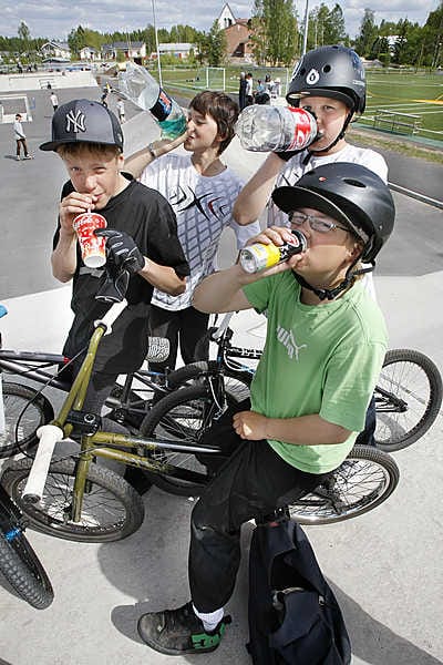 Ville Heikkinen (vas.), Niko Palsola, Joonas Launonen ja Elmeri Mehtomaa kuluttavat kokiksen kalorit BMX-temppuilulla.