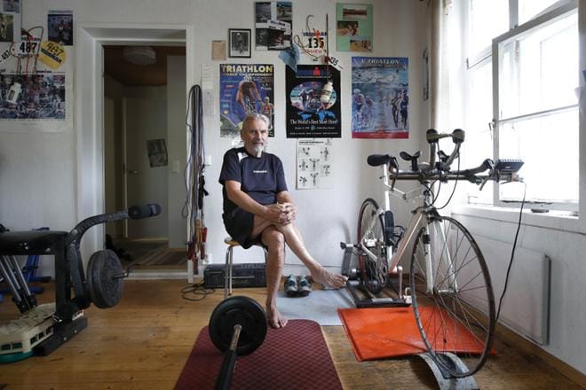 Esko Strömsholm kuntoilee edelleen lähes päivittäin. Osan harjoituksistaan hän tekee kotitalonsa yläkerrassa sijaitsevassa kuntosalissa. KUVA: Heikki Westergård
