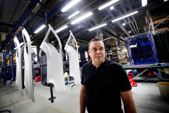 Valtra käyttää työkoneissaan kahdeksaa perusväriä, joista asiakas saa valita. Teemu Ritalan takana MSK Plastin maalaamossa näkyvät valkoiset kappaleet ovat traktorin konepeiton sivulevyjä. Muoviosat valmistetaan alusta asti Ylihärmässä. KUVA: JAAKKO ELENIUS