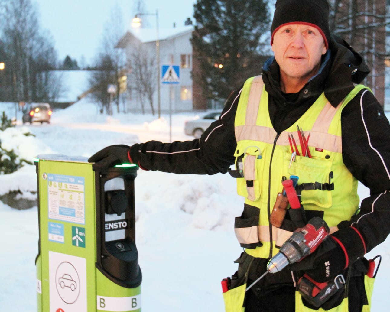 Yrittäjä Eero Rajatalo uskoo sähköautojen yleistymiseen.