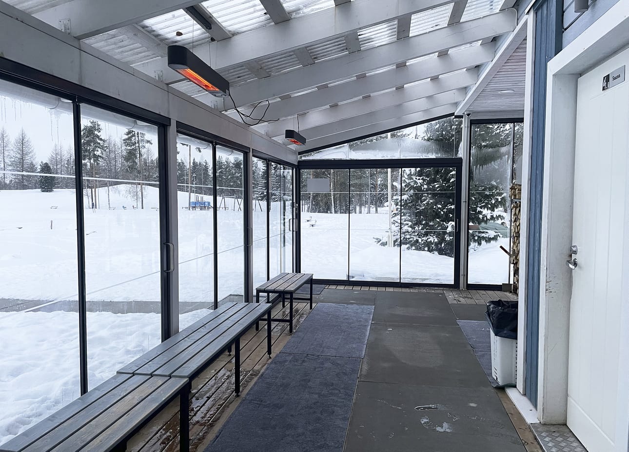2020 vuoden laajennuksen yhteydessä rakennettiin lämmitetty kulkureitti saunan ovelta avantoon saakka.