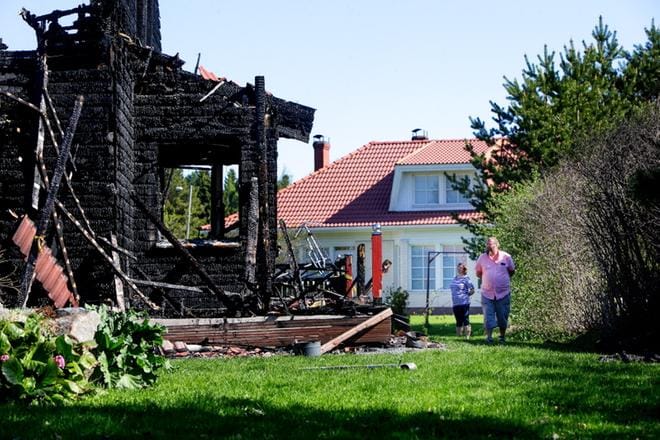 Lea ja Ali Rientamon koti paloi viime huhtikuussa. Syttymissyy on vielä epäselvä. Pariskunta toivoo, että tilalle nousee uusi vastaavanlainen talo. KUVAT: JAAKKO ELENIUS