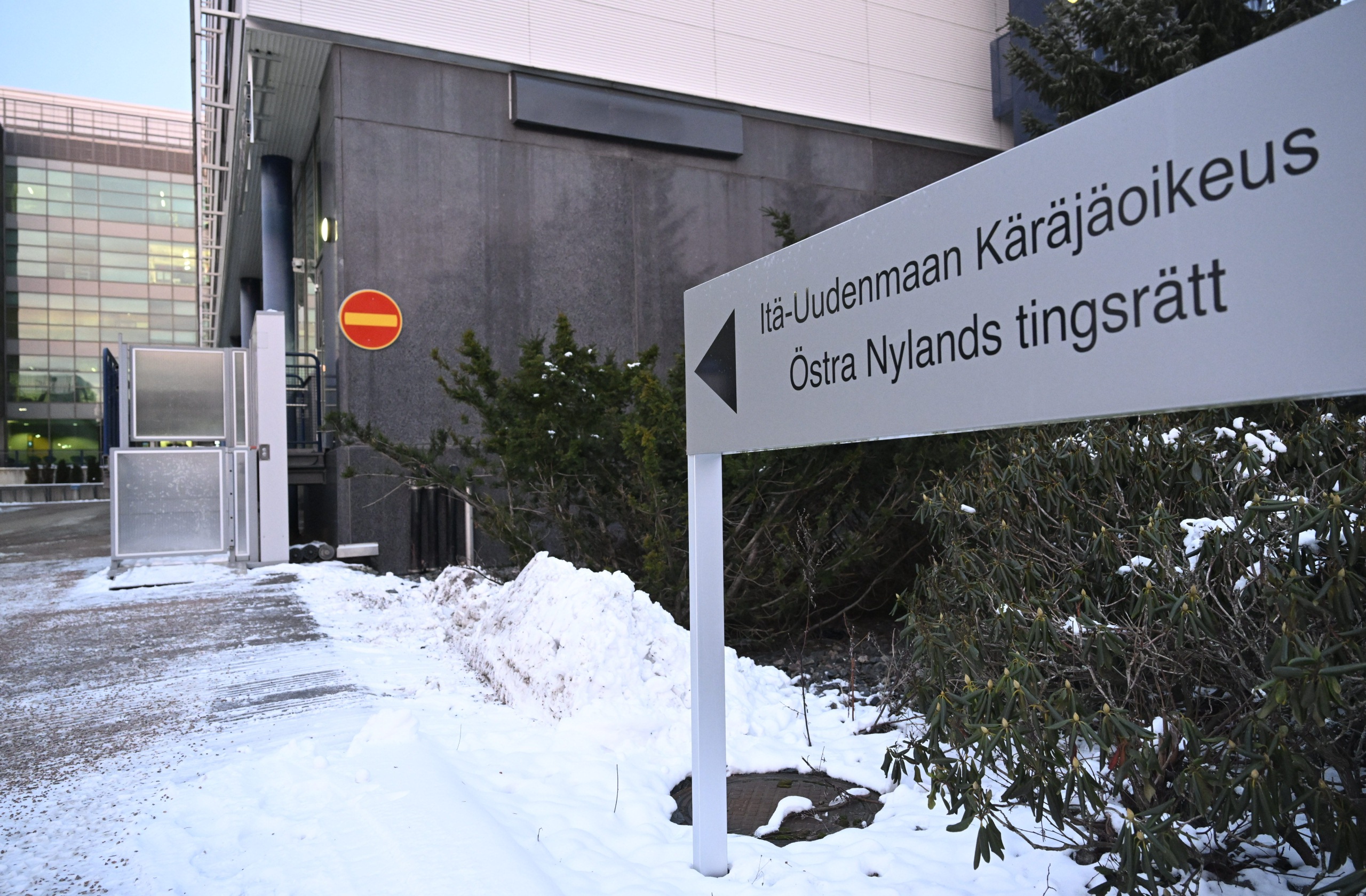Alaikäistä poikaa syytetään murhan yrityksestä, taustalla "pedofiilinmetsästystä" – käräjäkäsittely salattiin