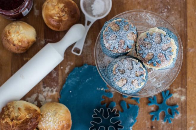 Älä tyydy tavanomaisiin laskiaispulliin – Maistuisiko sininen talviunelma?