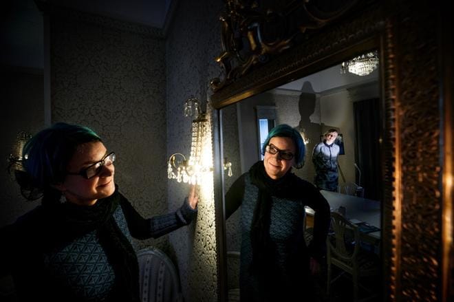Tiina Hautala kokosi Vaasan Centralin ja yhdeksän muun hotellin kummitustarinat kirjaksi. Peilissä näkyvä vaalean naisen hahmo ei ole White Lady, vaan kirjan kuvittaja Suvi Kari.