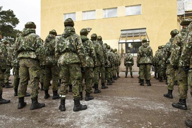 Uudenmaan liikkumisrajoitukset saattavat vaikuttaa tuhansien varusmiesten lomiin. Arkistokuva on Santahaminasta. LEHTIKUVA / Roni Rekomaa