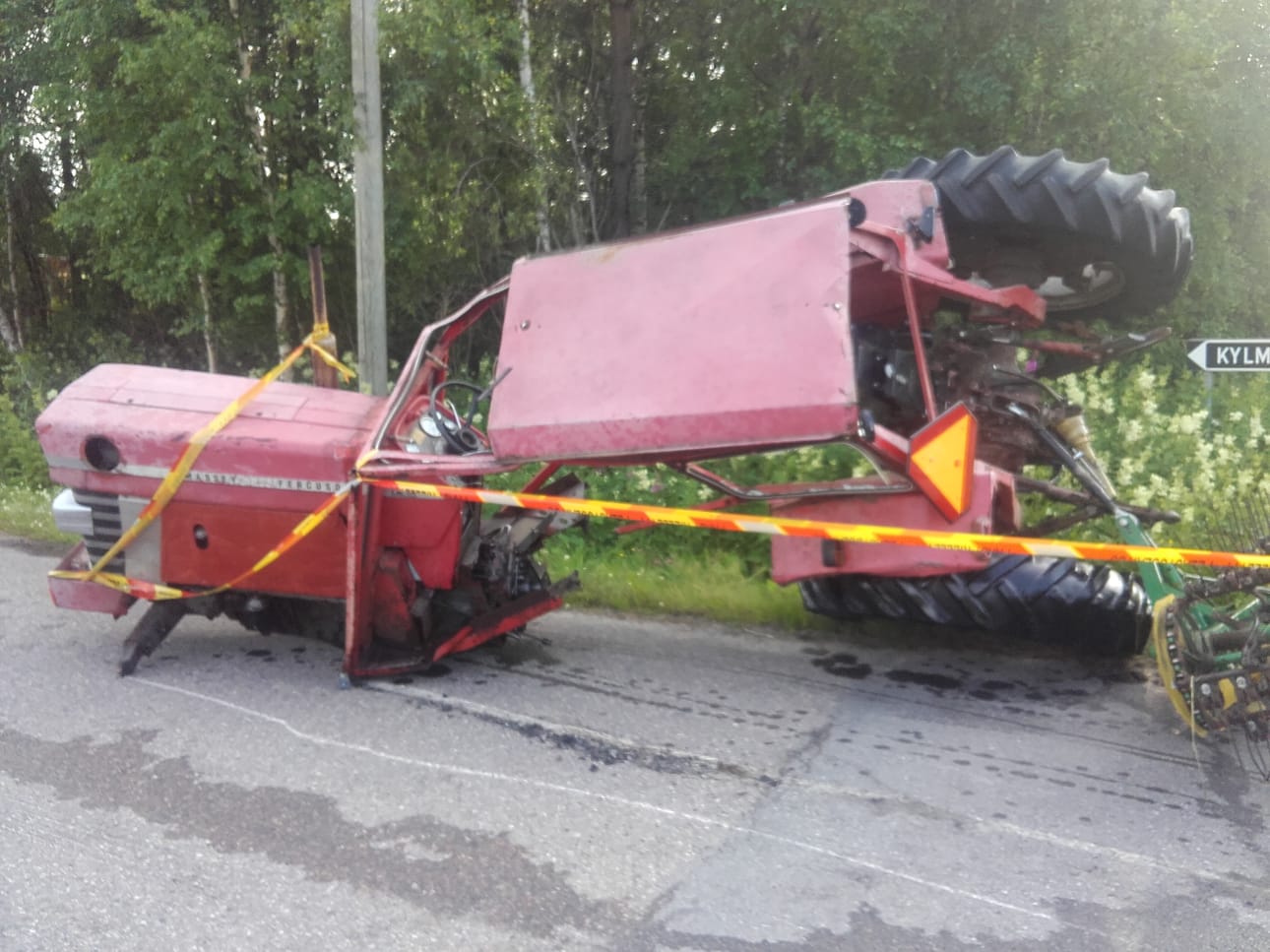 Traktorin ja auton kolari 8-tiellä Pattijoella. Molemmat ajoneuvot vaurioituivat törmäyksessä pahoin ja traktori meni lähes poikki.