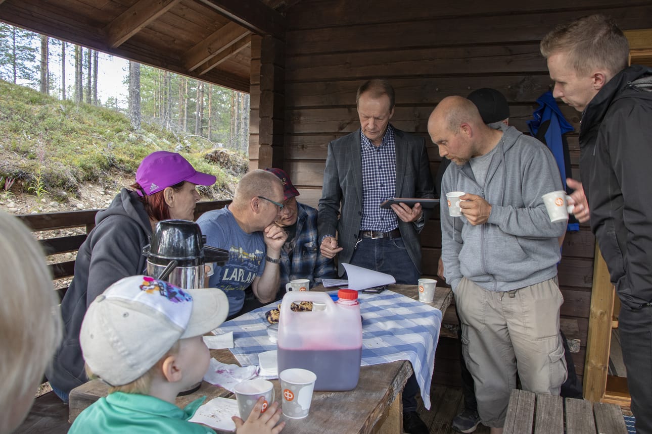 Yksi ajankohtainen aihe oli tuulivoima. Tuorein esitys kun olisi tarjoamassa voimaloita aivan kylän nurkalle. Tuuliyhtiön kartoitukselle ja myllyjen tuonnille kylän viereen annettiin saman tien täystyrmäys.