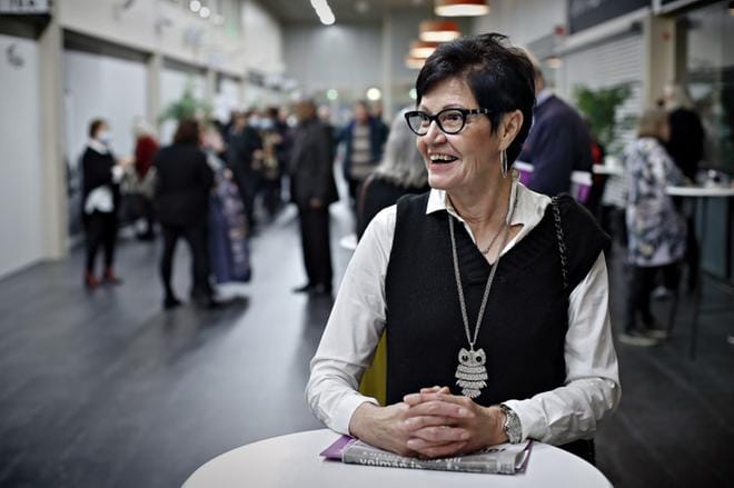 Ritva Haapasalmi siirtyi lastenhoitajasta vanhustenhoitajaksi eläkkeelle jäätyään. Hän aikoo jatkaa työelämässä niin pitkään, kun siltä tuntuu. KUVAT: TOMI KOSONEN
