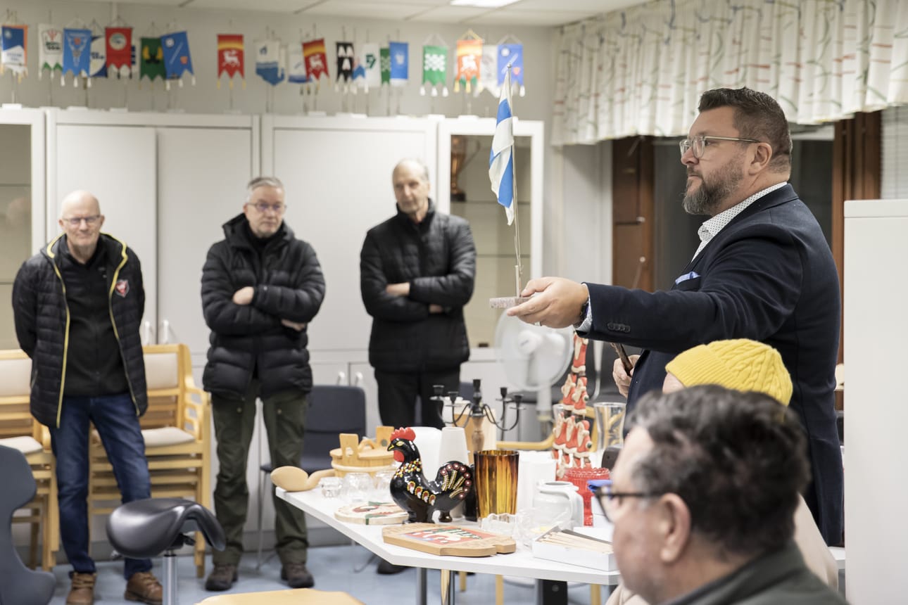 Huutokaupan ensimmäisenä kohteena huutokaupan meklari Sauli Pahkasalo, Kaleva Median yleisösuhdepäällikkö nosti esille Suomen lippu pöytästandaarin. Se myytiin eurolla.