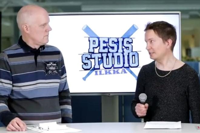 Urheilutoimittajaksi aikovan pitää olla aidosti kiinnostunut urheilusta ja sitä on seurattava ahkerasti päivittäin. Urheilua kannattaa seurata laaja-alaisesti, eikä vain tiettyjä lajeja. Esimerkiksi perinteisiä suomalaislajeja, kuten yleisurheilua, hiihtoa ja painia olisi hyvä seurata. Kannattaa myös opetella ainakin kaksi vierasta kieltä niin, että niillä pystyy kommunikoimaan sujuvasti.