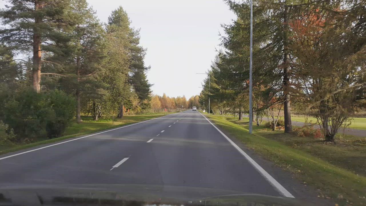 Kitronintietä pitkin pappilan peltojen keskellä