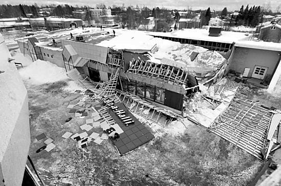 Halpa-Hallin katto romahti ja seinä kaatui kadulle päin 1,5 tuntia sen jälkeen, kun kauppa oli tyhjennetty väestä.