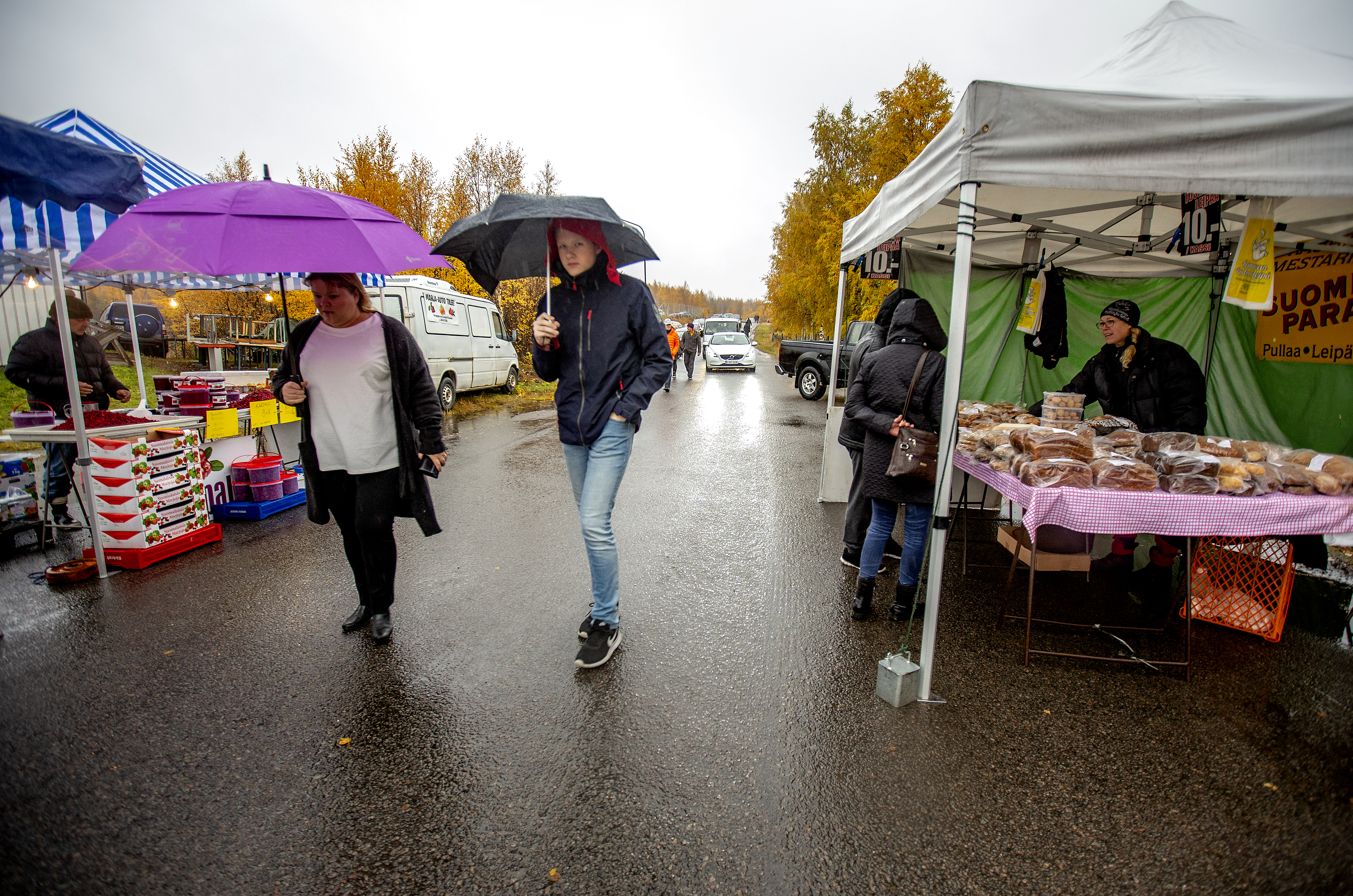 Sateenvarjo oli lauantaina tarpeellinen varuste.