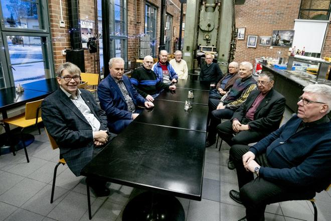 ”Betonikärräri on herra, sitä väistävät kaikki” – 90-vuotiaalta rakennusmestarien yhdistykseltä tositarinoita montun pohjalta