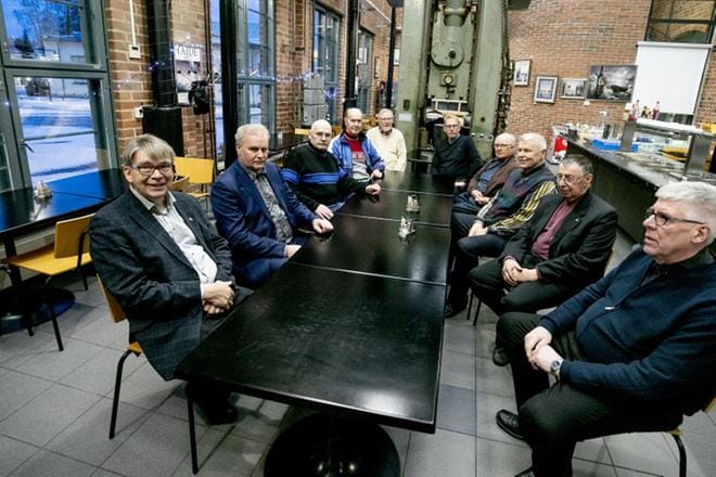 Lapuan 90-vuotisjuhlien järjestäjät ehtivät välillä istahtaa pöytään Lapuan Paukussa. Vasemmalta Martti Kaunismäki, Timo Latvala, Mikko Huhtala, Rauni Saranpää, Pentti Unkuri, Antti Ylihärsilä, Lasse Vuorenmaa, Erkki Ketola, Seppo Rintamäki ja Mikko Äystö. KUVA: JAAKKO ELENIUS